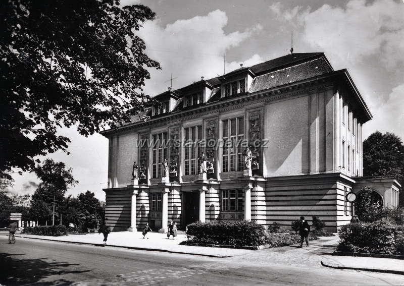 nadrokruh (9).jpg - Obchodní a živnostenská komora (dnešní knihovna) na pohlednici ORBIS 50.léta 20.století